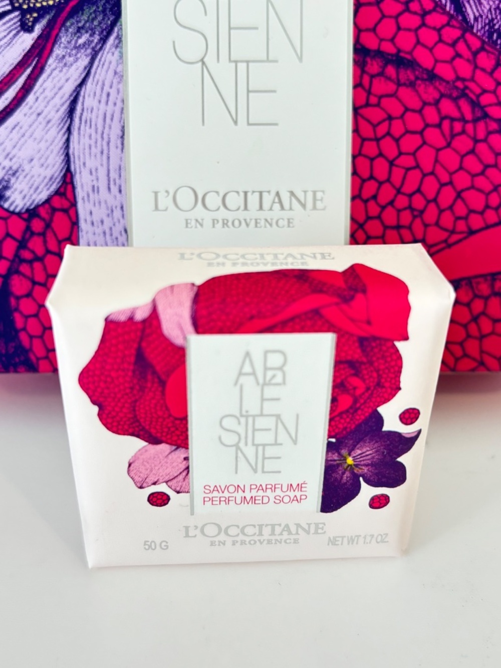 L'OCCITANE En Provence ARLESIENNE Perfumed Soap (50g/1.7oz) in bright pink tin - Picture 5 of 9